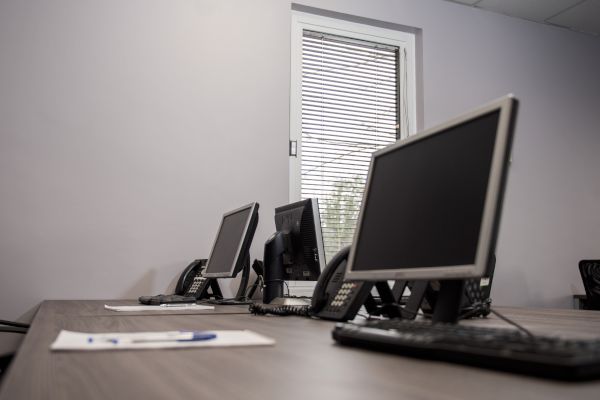 desktop-computers-ready-to-be-used-in-office